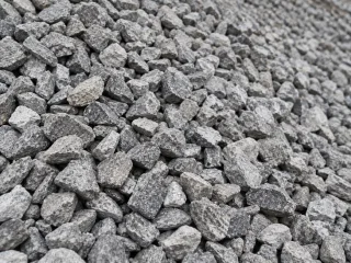 Насыпной щебень с угловатыми зёрнами